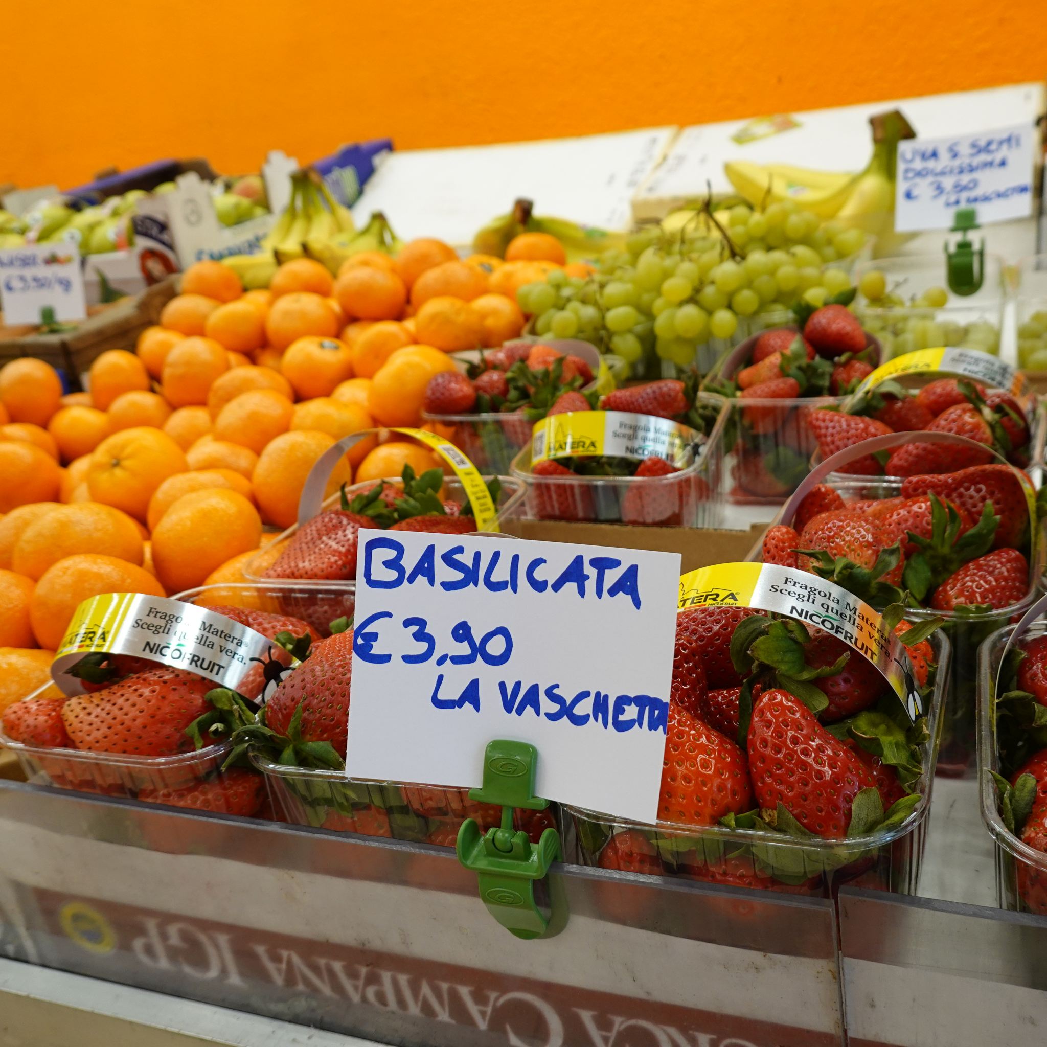 banco ortofrutta con etichette segnaprezzi